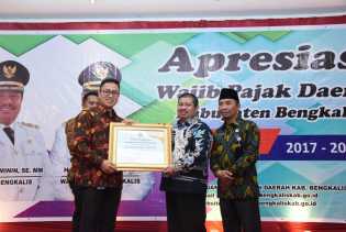 Bupati Bengkalis Serahkan 25 Penghargaan Wajib Pajak