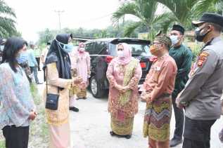 Secara Simbolis, Bupati Kasmarni Serahkan Bantuan ke Bantan Timur