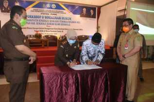 Pj Bupati Syahrial Abdi Saksikan Penandatanganan MoU Antara Kejari dan PGRI Bengkalis