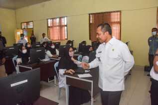 1987 Peserta, Wabup Tinjau Pelaksanaan Tes CAT PPPK di SMKN 1 Bengkalis 