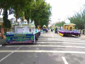 Sejumlah Miniatur Masjid Mulai Padati Lapangan Tugu