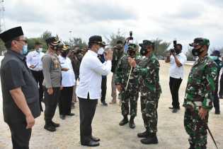 Disambut Pejabat Bengkalis, Pangdam I/BB Mendarat Selamat di Lapangan Pasir