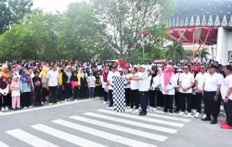 Ribuan Masyarakat Tumpah Ruah Ikuti Jalan Sehat HUT Korpri 