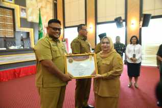 Tingkatkan Kualitas Pelayanan, Bupati Kasmarni Serahkan Penghargaan Evaluasi Kinerja Publik 2025