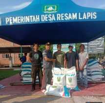 Pemdes Resam Lapis Serahkan Bantuan Pupuk Berkualitas pada Petani Padi