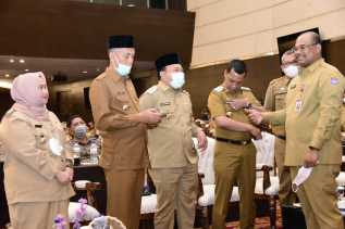 Bupati Kasmarni Hadiri Rakor dan Dengarkan Intruksi Menteri Dalam Negeri RI