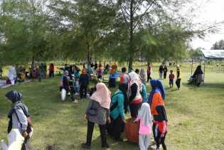 Puluhan Orang ke Pantai Perapat Tunggal Lakukan Aksi Bersih-Bersih Pantai