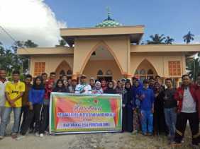 Dewan Eksekutif STIE Syariah Bengkalis Gotong Royong Bersihkan Masjid