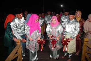 Tingkatkan Ekonomi Masyarakat, Bupati Kasmarni Resmikan Gazebo di Pantai Raja Kecik Desa Muntai Barat