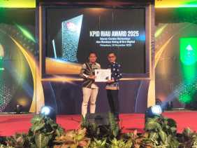 Bupati Kasmarni Terima Penghargaan KPID Riau Award 2025 Kategori Tokoh Peduli Penyiaran