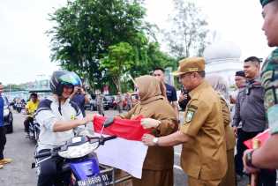 Sambut Kemerdekaan RI, Bupati Kasmarni Bagikan Bendera Merah Putih Kepada Masyarakat