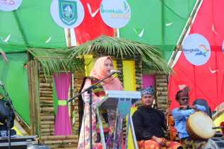 Pagelaran Festival Sungai Bukit Batu, Dapat Pujian dan Apresiasi Langsung Dari Bupati Kasmarni