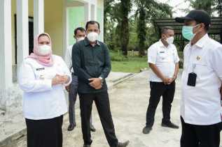 Bupati Kasmarni Tinjau Pustu Desa Bukit Kerikil 