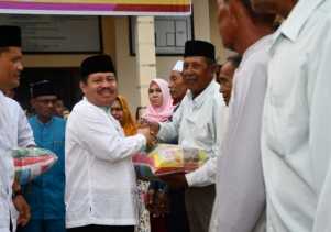 Bupati Amril Serahkan Sembako Murah Kepada Masyarakat Kecamatan Rupat