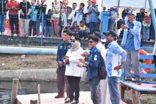 Berikan Semangat Kontes Kapal Indonesia 2026, Bupati Kasmarni Saksikan Langsung Penampilan Tim Polbeng