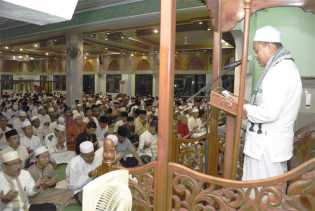 Ribuan Warga Bengkalis Ikuti Shalat Gerhana Bulan di Masjid Agung Istiqomah