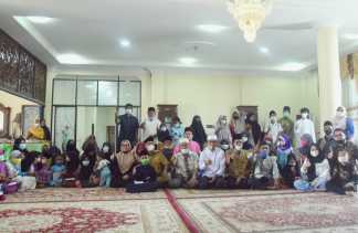 Hari Pertama di Rumah Dinas Wakil Bupati, Bagus Santoso Serahkan Santunan Untuk Anak Yatim