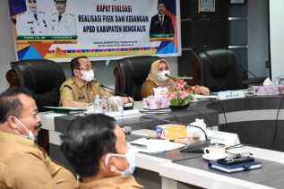 Pimpin Rapat Evaluasi, Bupati Kasmarni Minta Seluruh PD Percepat Serapan Anggaran