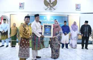 Bupati Kasmarni Terima Penghargaan MUI Bengkalis atas Komitmen Membangun Kemaslahatan Umat