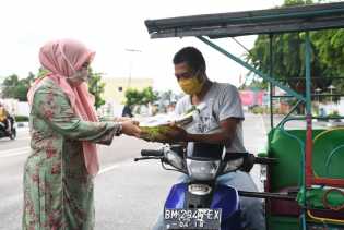 TP PKK Bengkalis Bagi Takjil Gratis untuk Masyarakat