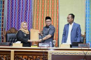Diserahkan Ketua DPRD Bengkalis, Bupati Kasmarni Terima Dokumen Laporan Reses Anggota Legislatif