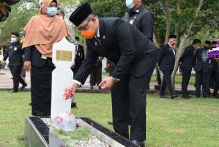    Peringatan Hari Pahlawan, PJ Bupati Bengkalis Ziarahi Makam Pahlawan Kusuma Bengkalis
