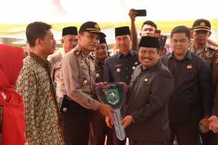 Amril Mukminin Serahkan Tiga Ambulance dan Perlengkapan Sekolah