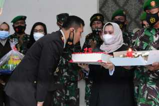 Bupati Kasmarni Berikan Kue Ultah Kepada Kapolres Bengkalis