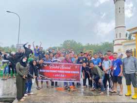 Peringati Hari Sumpah Pemuda, Impro Gelar Bakti Sosial Bersih Makam