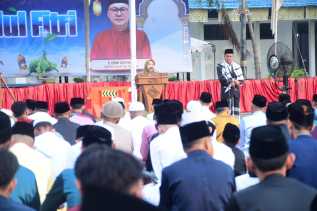 Bupati Kasmarni Bersama Keluarga dan Masyarakat Bengkalis Shalat Idul Fitri di Lapangan Tugu