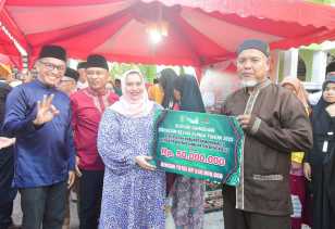 Kembali, Bupati Kasmarni Serahkan Bantuan Kepada Masjid, Anak Yatim dan Dhuafa