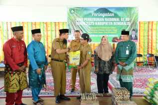 Salurkan 110 Paket Sembako Peringati HPN ke-68, Bupati Bengkalis Dorong Transformasi Hilirisasi