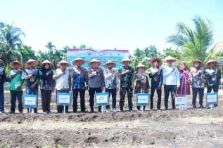 Penanaman Jagung Serentak Kuartal V di Desa Senggoro, Sinergi Polri, Pemerintah, dan Masyarakat Dukung Swasembada Pangan 2025