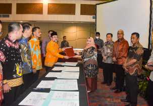 Rakor Pelaksanaan APBD 2023, Bupati Kasmarni Serahkan DPA ke SKPD