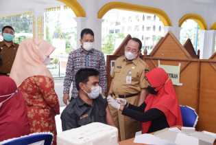 Sekda Bustami Tinjau Vaksinasi Covid-19 DWP dan Korpri Bengkalis