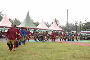 Bupati Puji dan Beri Reword Grup Kebane Warisan Melayu Desa Teluk Lecah