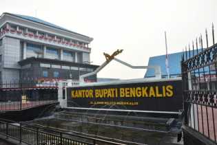 Tanda Ikut Berkabung, Pemkab dan Masyarakat Bengkalis Pasang Bendera Setengah Tiang