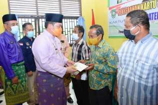 Secara Simbolis, Pj. Bupati Serahkan Kartu Tani