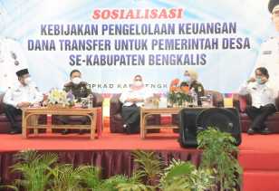 Bupati Kasmarni Buka Sosialisasi Kebijakan Pengelolaan Keuangan Dana Transfer untuk Pemerintah Desa 