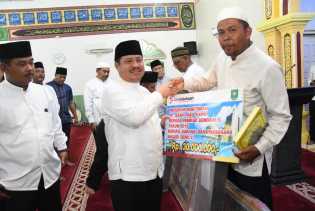 Bupati Amril Serahkan Santunan dan Bantuan di Kecamatan Bukit Batu