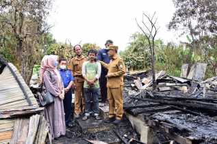 Pemkab Bengkalis Berikan Bantuan Dua Rumah Terbakar