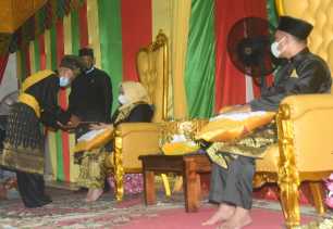 Beri Doa Restu, LAMR Bengkalis Tepuk Tepung Tawar Bupati dan Wakil Bupati Bengkalis