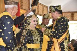 Setelah Penabalan, Bupati Kasmarni dan Wakil Bupati Bagus Santoso Resmi Sandang Gelar Kehormatan