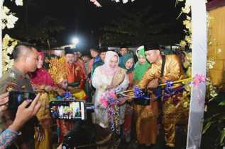 Ketua TP PKK Kasmarni Buka Stand Bazar MTQ Tingkat Kecamatan Pinggir