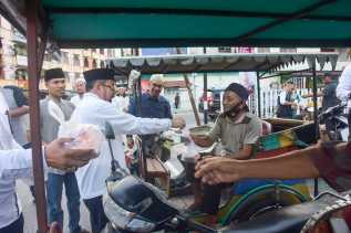 Perkuat Silaturahmi, PWI Bengkalis Bagi Takjil Gratis dan Santuni Anak Yatim