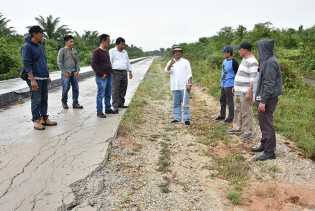Ketua Tim Pendampingan dan Audit UIR Tinjau 2 Proyek di Siak Kecil