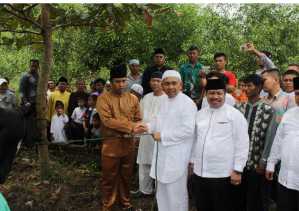  Gubernur Riau Serahkan Sapi Korban Pemberian Presiden