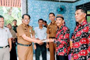 Bupati Kasmarni Serahkan 750 Sertifikat Redistribusi Tanah