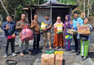 Cepat Tanggap Dinsos Salurkan Bantuan Korban Kebakaran Rumah di Desa Sungai Batang