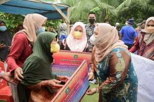 Blusukan, Bupati Kasmarni Serahkan Bantuan Masyarakat Duri
